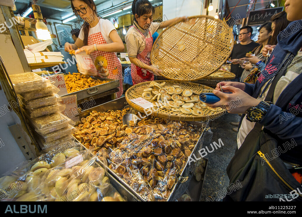 Nelson Street market, Mongkok, Kowloon, Hong Kong, China, Asia.
