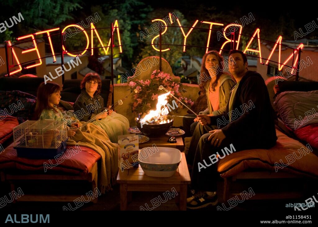 ADAM SANDLER, JONATHAN HEIT, KERI RUSSELL y LAURA ANN KESLING en MÁS ALLÁ DE LOS SUEÑOS, 2008 (BEDTIME STORIES), dirigida por ADAM SHANKMAN. Copyright WALT DISNEY PICTURES / BENNETT, TRACY.