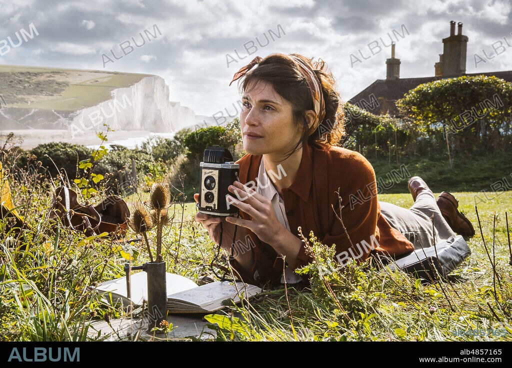 GEMMA ARTERTON in SUMMERLAND, 2020, unter der Regie von JESSICA SWALE. Copyright IOTA FILMS/SHOEBOX FILMS.