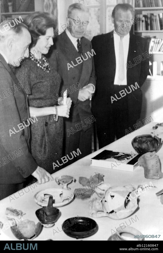 GUSTAV KING ARCHAEOLOGISTS AT PRESS CONF ITALY. 27 OCTOBER 1960.