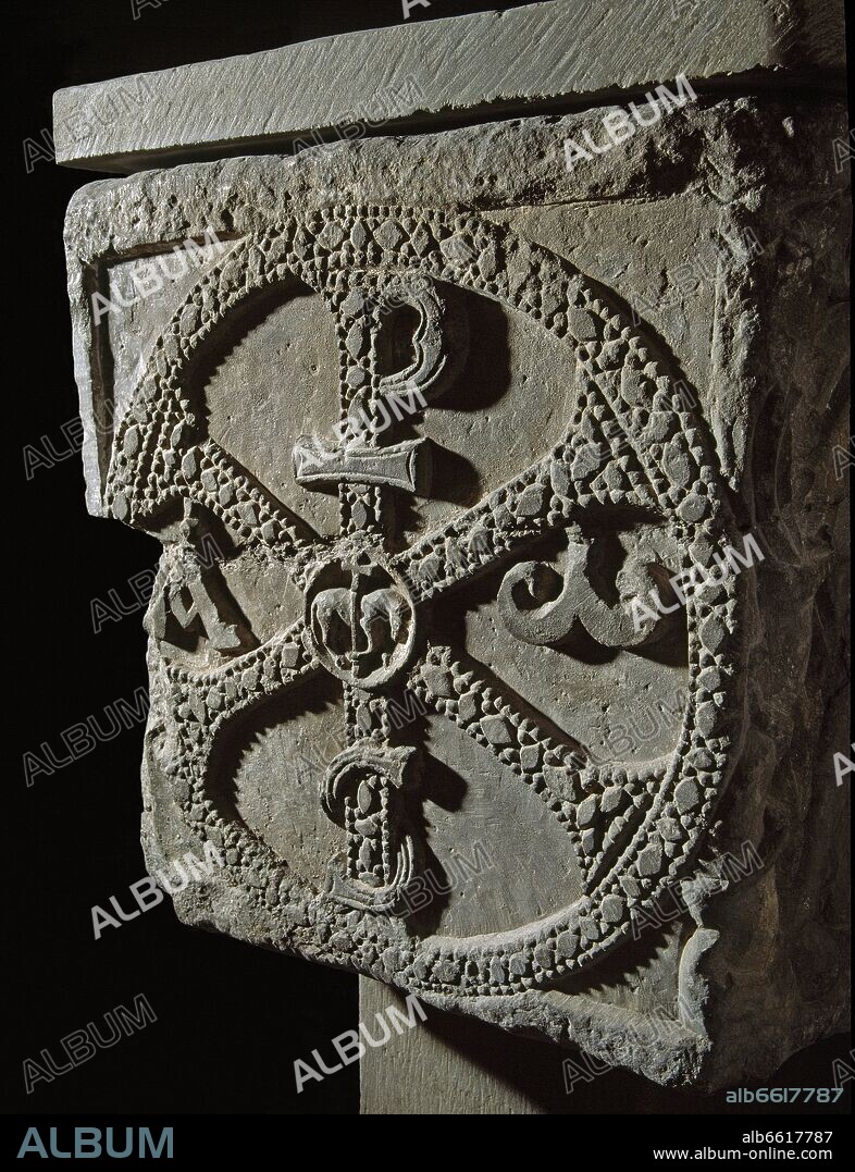 MAESTRO DE DOÑA SANCHA. CRISMON TRINITARIO CON UN AGNUS DEI EN EL CENTRO - DETALLE DE UN LATERAL DEL SARCOFAGO DE DOÑA SANCHA - SIGLO XII - ROMANICO ARAGONES.