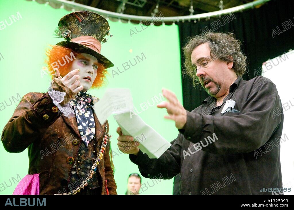 JOHNNY DEPP et TIM BURTON dans ALICE IN WONDERLAND, 2010, réalisé par TIM BURTON. Copyright WALT DISNEY PICTURES.