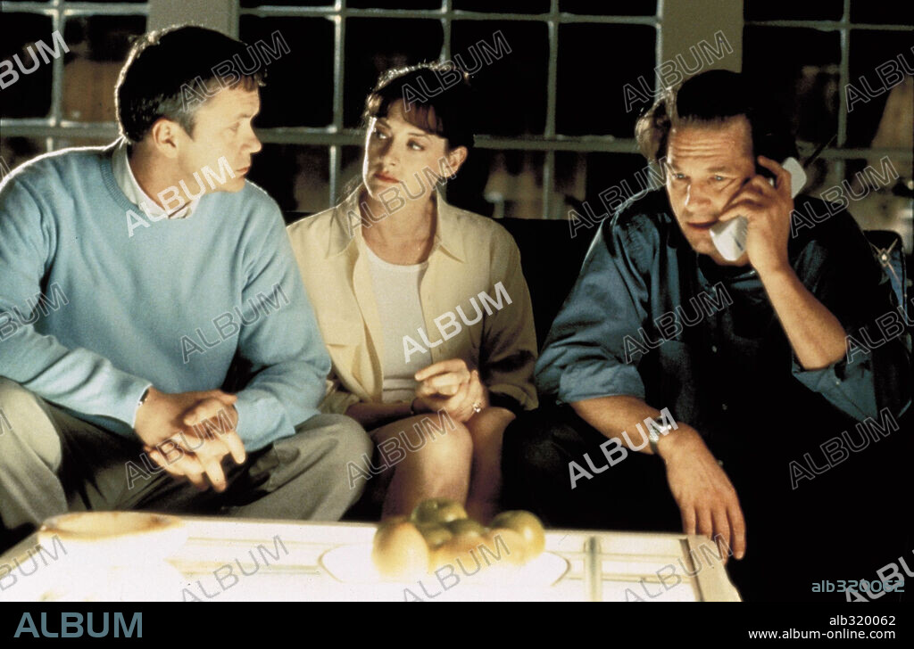 JEFF BRIDGES, JOAN CUSACK and TIM ROBBINS in ARLINGTON ROAD, 1999, directed by MARK PELLINGTON. Copyright LAKESHORE ENTERTAINMENT / TACKETT, MICHAEL.