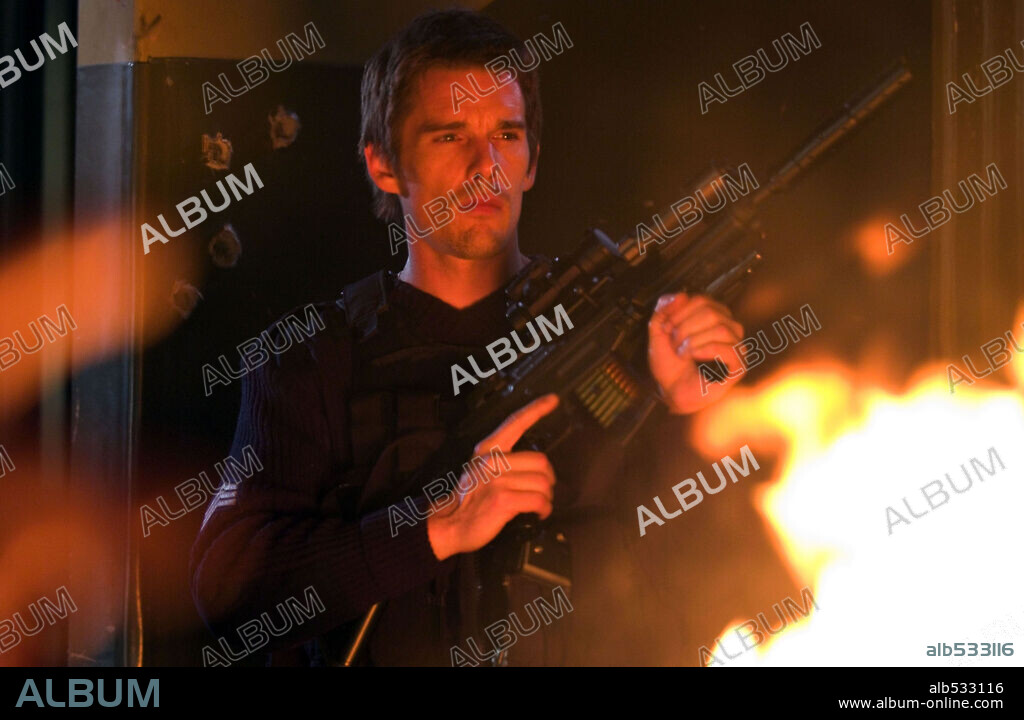 ETHAN HAWKE en ASALTO AL DISTRITO 13, 2005 (ASSAULT ON PRECINCT 13), dirigida por JEAN-FRANCOIS RICHET. Copyright ROGUE PICTURES.