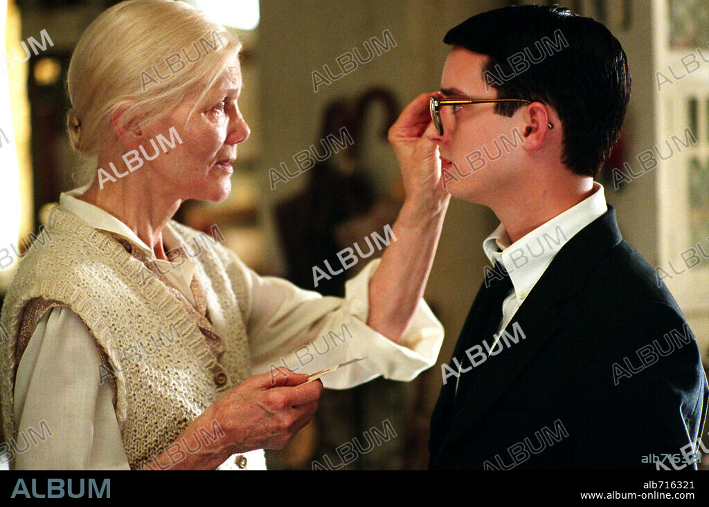 ELIJAH WOOD y LARYSSA LAURET en TODO ESTA ILUMINADO, 2005 (EVERYTHING IS ILLUMINATED), dirigida por LIEV SCHREIBER. Copyright WARNER INDEPENDENT PICTURES / DAVIDSON, NEIL.