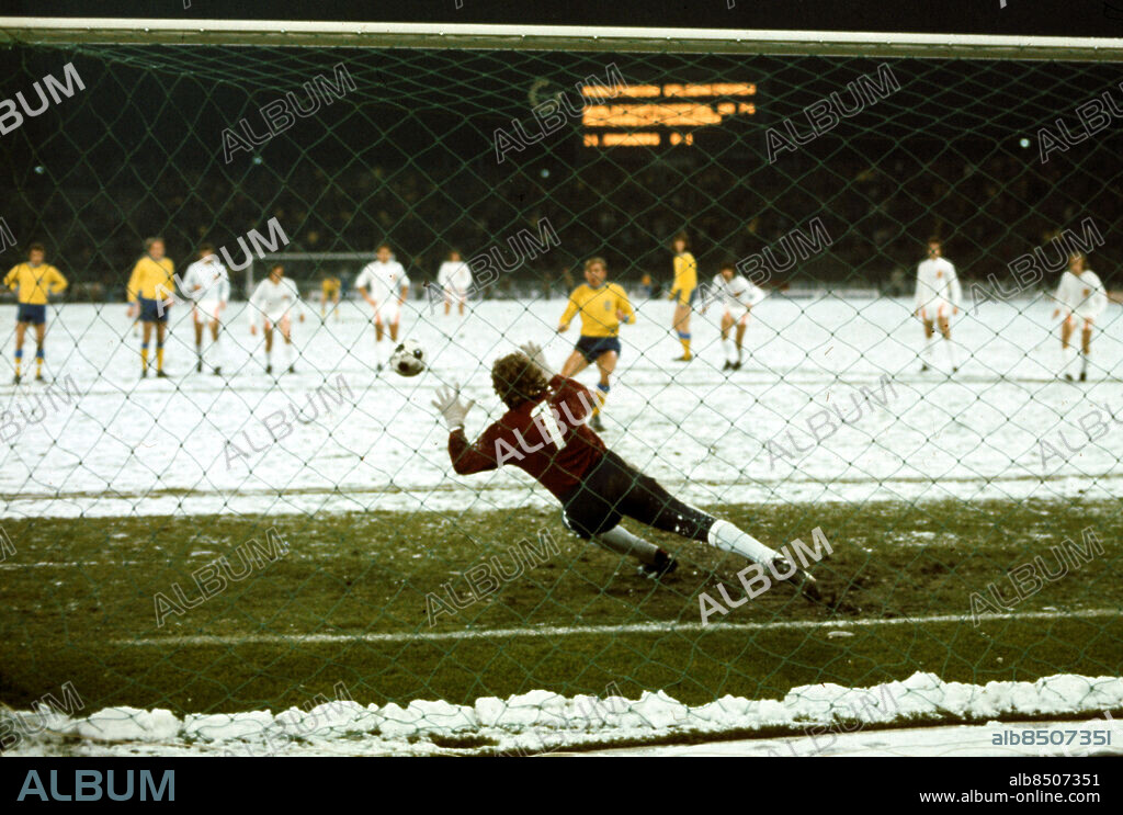 GELSENKIRCHEN 1973-11-27. Svenska fotbollslandslagets Bo Larsson slår in det avgörande 2-0 målet på straff bakom Österrikes målvakt Herbert Rettensteiner i den avgörande skiljematchen i VM-kvalet mellan Sverige och Österrike i snöovädret 27:e november 1973 på Parkstadion i Gelsenkirchen, Västtyskland. Sverige vann med 2-1 och kvalificerade sig till VM-slutspelet i Västtyskland 1974... Foto: Olle Lindeborg / TT / Kod: 190.