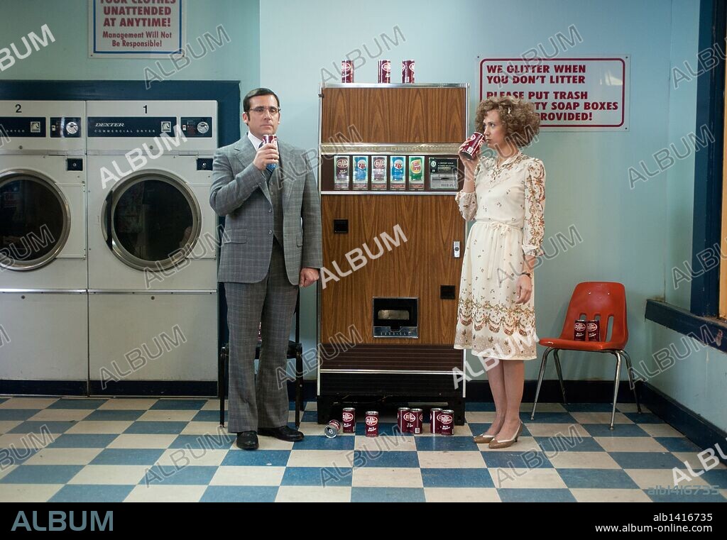 KRISTEN WIIG and STEVE CARELL in ANCHORMAN 2: THE LEGEND CONTINUES, 2013, directed by ADAM MCKAY. Copyright PARAMOUNT PICTURES.