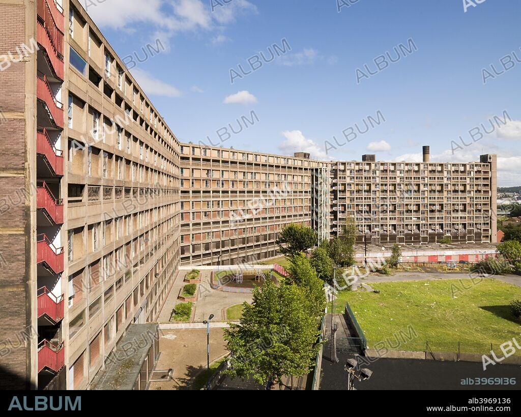 Park Hill Estate, Sheffield, South Yorkshire, 2006. The brutalist housing estate, designed for Sheffield City Council by Jack Lynn and Ivor Smith and constructed between 1957 and 1960, is now Grade II Listed.