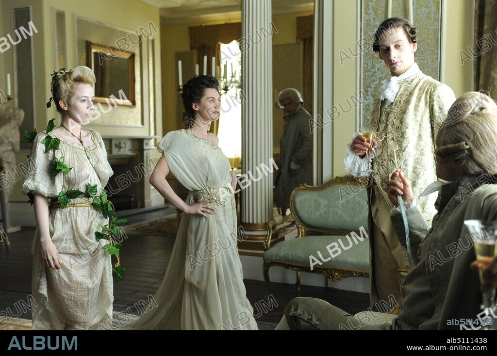 Holli Dempsey y POPPY CORBY-TUECH en HARLOTS: CORTESANAS, 2017 (HARLOTS). Copyright Monumental Pictures/ITV - Independent Television. Temporada 1 Episodio 2.