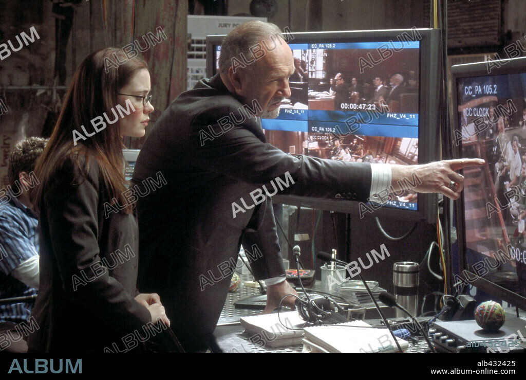 GENE HACKMAN and MARGUERITE MOREAU in RUNAWAY JURY, 2003, directed by GARY FLEDER. Copyright MONARCHY ENT. / ROSENTHAL, ZADE.