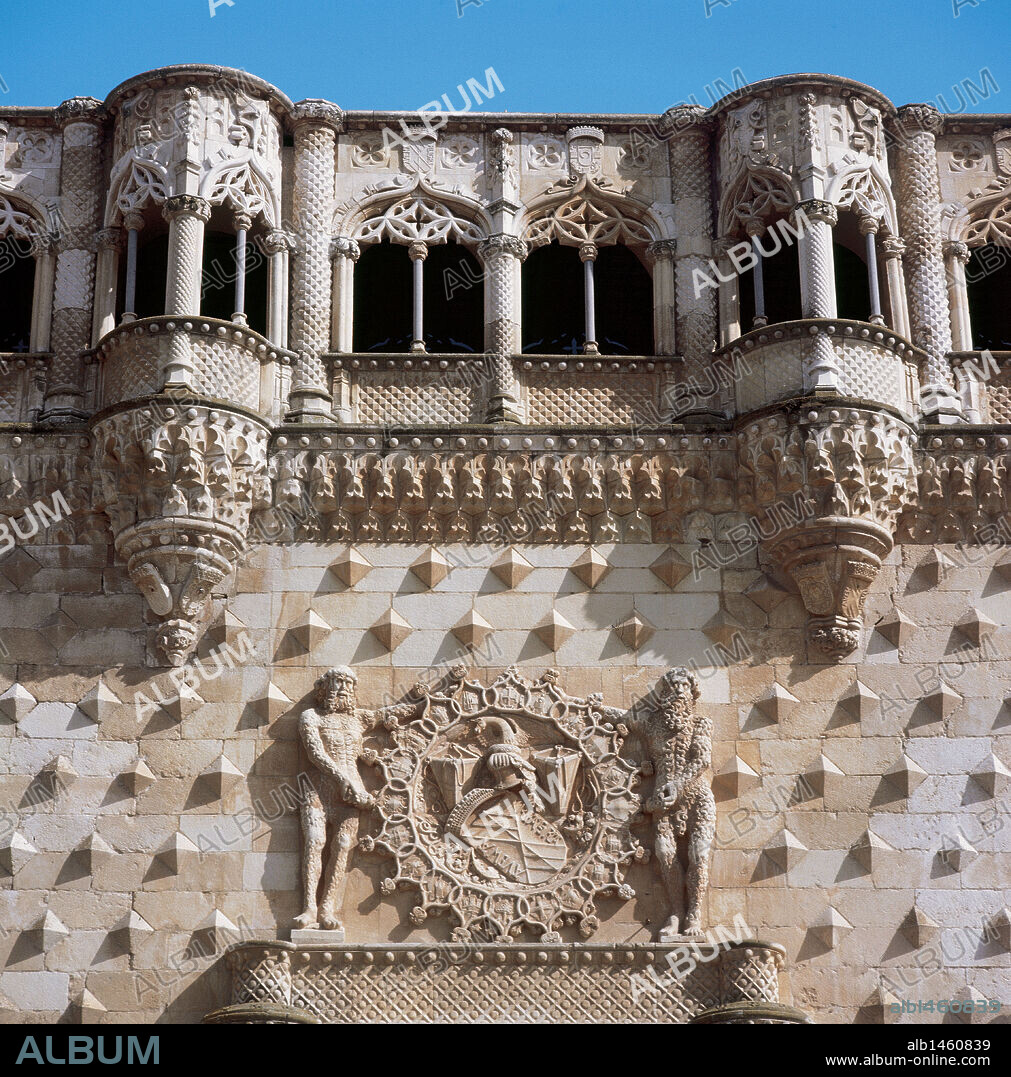 ARTE GOTICO-MUDEJAR. ESPAÑA. GUAS, Juan (m. Toledo,1496). Arquitecto y escultor español de origen bretón. PALACIO DEL INFANTADO (1483), edificio que reúne formas góticas y renacentistas con decoración mudéjar. Detalle de la fachada con el ESCUDO DE LOS MENDOZA y la GALERIA DE DOBLES ARCOS REBAJADOS. GUADALAJARA. Castilla-La Mancha.