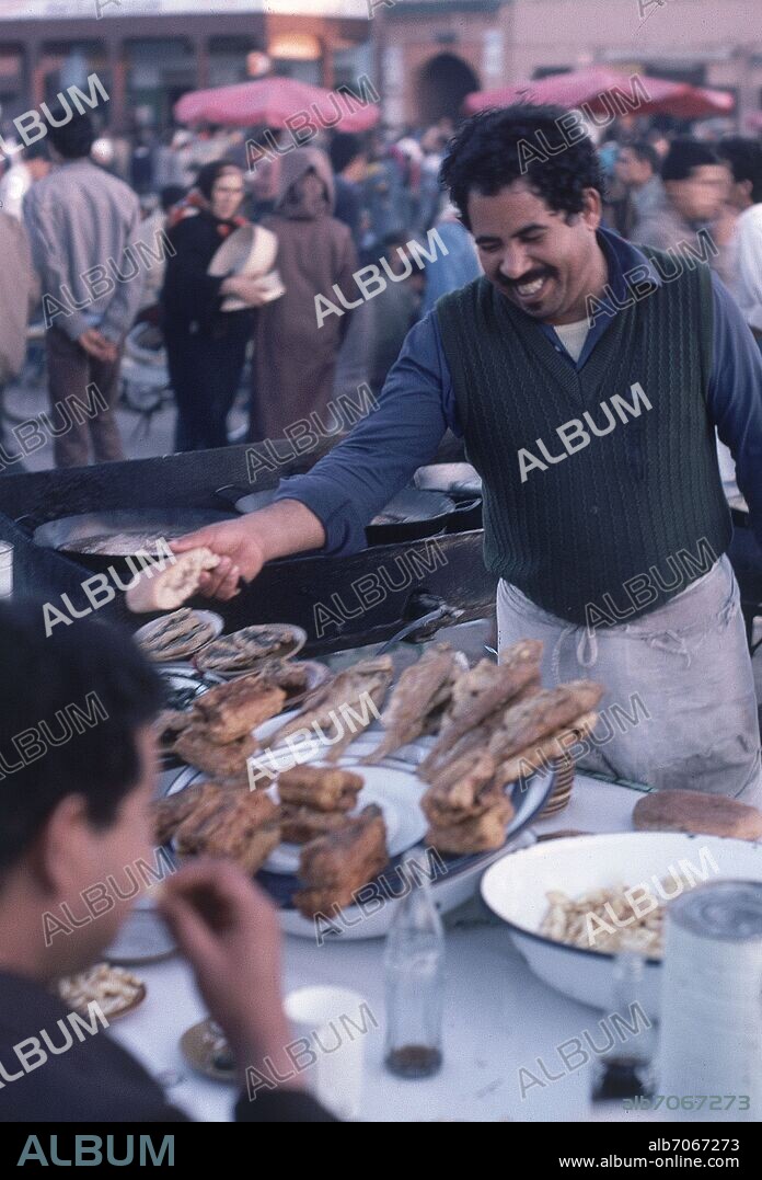PUESTO DE COMIDA EN LA PLAZA DE JEMAA EL FNA.