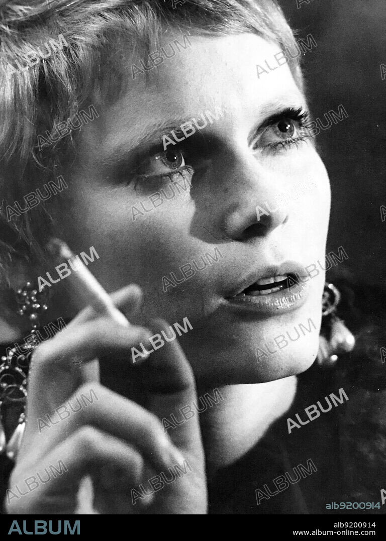 MIA FARROW in JOHN AND MARY, 1969, directed by PETER YATES. Copyright 20TH CENTURY FOX.