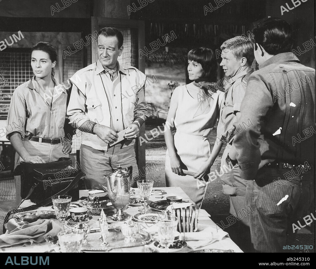 ELSA MARTINELLI, HARDY KRUGER, JOHN WAYNE y MICHELE GIRARDON en HATARI!, 1962, dirigida por HOWARD HAWKS. Copyright PARAMOUNT PICTURES.
