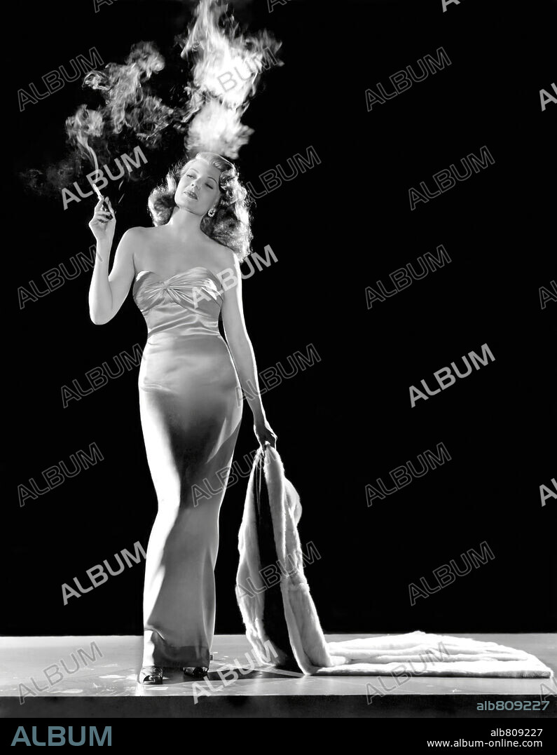 RITA HAYWORTH en GILDA, 1946, dirigida por CHARLES VIDOR. Copyright COLUMBIA PICTURES / COBURN, ROBERT. Vestuario diseñado por Jean Louis.