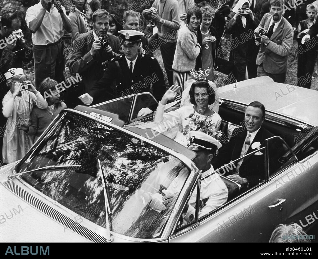 SOLLIDEN ÖLAND 1964-06-30. Prinsessan Margaretha av Sverige och nyblivne maken John Ambler efter vigseln på väg till Solliden.. Foto: NTB code 190.