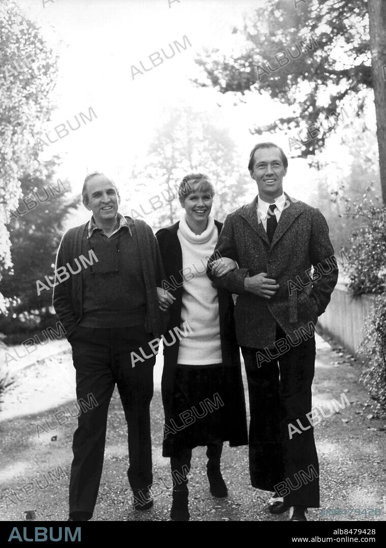 ©SCANPIX SWEDEN, 1976-11-28.. Regissören Ingmar Bergman.. Här står han tillsammans med Liv Ullmann och den amerikanske skådespelaren David Carradine i samband med en filminspelning utanför Munchen.. Foto: Scanpix. Code: 20360. ***. ENGCAP: Ingmar Bergman, Liv Ullmann and american actor David Carradibe during filming in Munich, Germany.