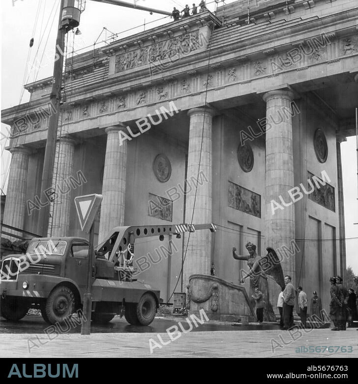 Berlin, Brandenburger Tor. Quadriga (1793, Entwurf Johann Gottfried Schadow). Siegeswagen und Göttin werden auf das Brandenburger Tor gehoben. Foto, 17.9.1958.