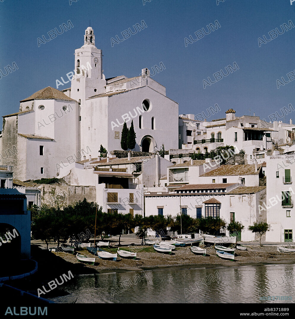PANORAMICA DE CADAQUES CON LA IGLESIA DE SANTA MARIA AL FONDO.