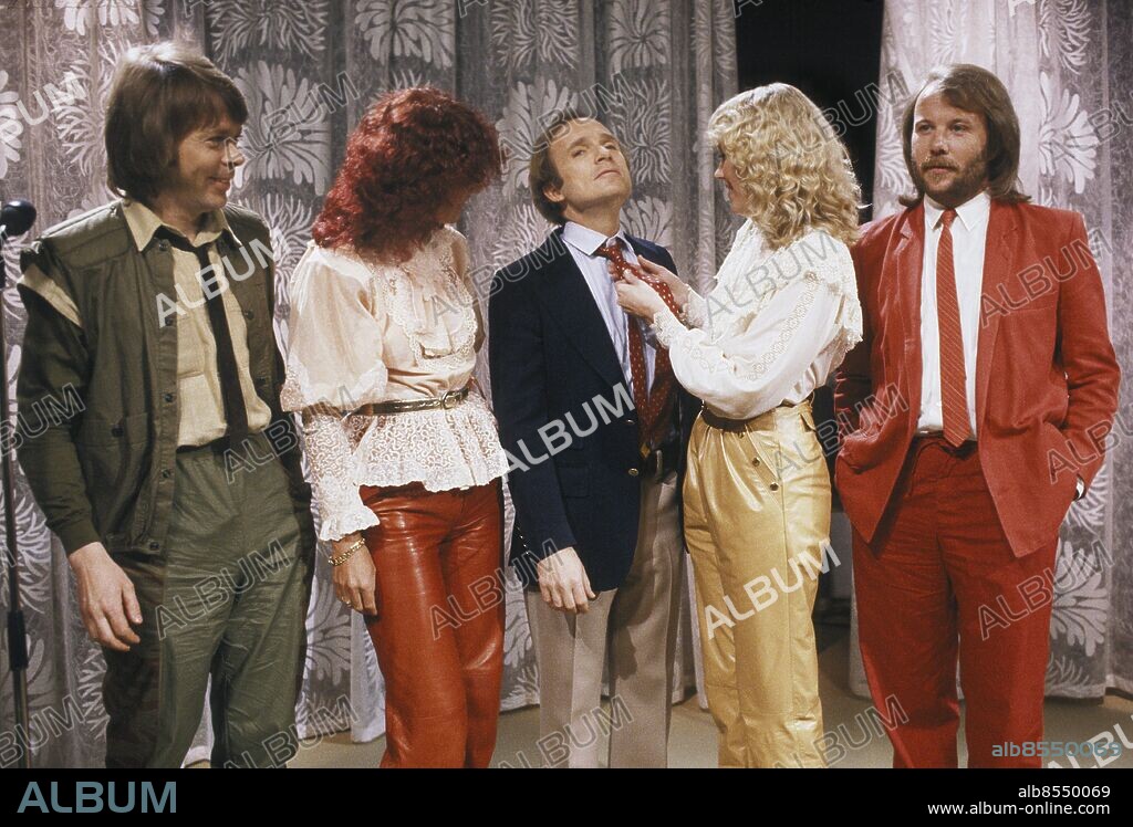 STOCKHOLM FILE 19810427. ABBA records a TV special with US talk show host Dick Cavett.. ABBA, with Bjorn Ulvaeus, Anni-Frid Lyngstad, Agnetha Faltskog and Benny Andersson. Agnetha fixes the tie of American presenter Dick Cavett. It is almost time for the recording of the "Dick Cavett Show".. Photo: Stefan Lindblom / SVD / SCANPIX / 11014.
