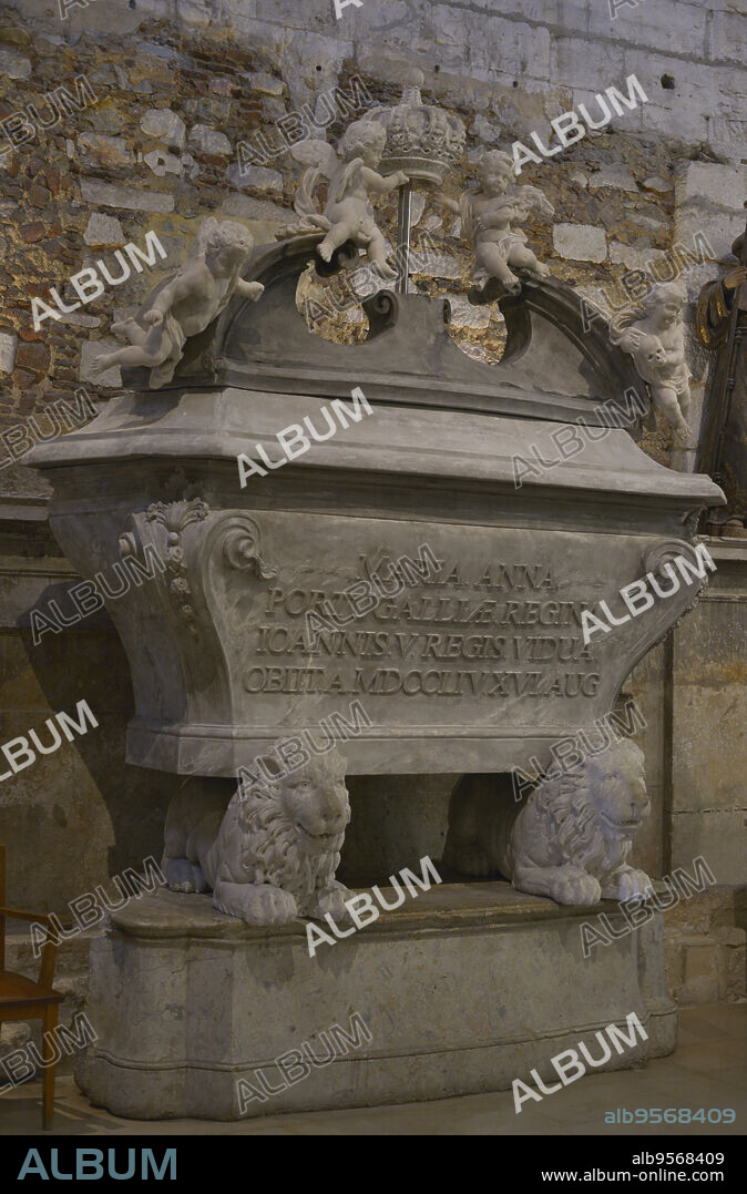 JOAQUIM MACHADO DE CASTRO (1731-1822). PORTUGUESE SCULPTOR.. María Ana de Austria (Linz, 1683-Lisboa, 1754). Reina consorte de Portugal por su matrimonio con Juan V. Tumba de la reina. Proyecto de Machado de Castro, ejecutado por Joao José Elveni, Joaquim Leitao y Alexandre Gomes. Procedente del Monasterio de Sao Joao Nepomuceno. Siglo XVIII. Arca sepulcral reconstruida en madera por Carlos Soares, en 2002, según el proyecto original. Museo Arqueológico do Carmo. Lisboa. Portugal.