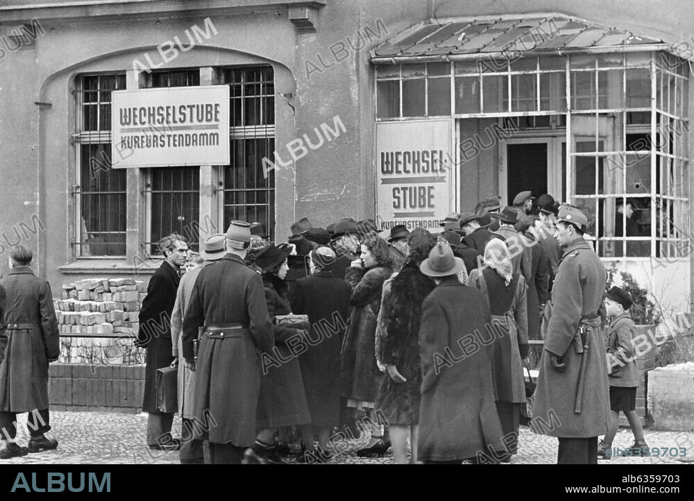 Berlin / Doppelwährung von Ost- und Westmark von der Währungsreform 23./24. Juni 1948 bis zur Erklärung der DM als allein gültiger Währung in den Westsektoren am 20. März 1949. Gerüchte über die bevorstehende Erklärung führen zu einem Ansturm auf die Wechselstuben:. Szene vor der Wechselstube am Kurfürstendamm. Foto, Februar 1949.