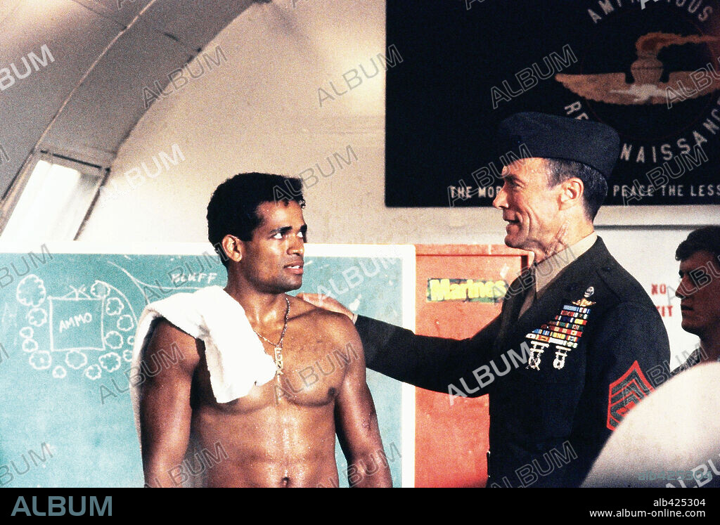 CLINT EASTWOOD and MARIO VAN PEEBLES in HEARTBREAK RIDGE, 1986, directed by CLINT EASTWOOD. Copyright MALPASO/WARNER BROTHERS.