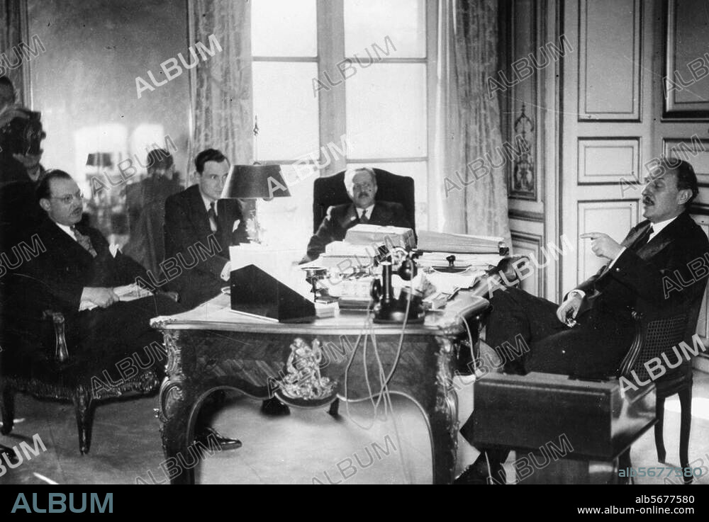 Chautemps, Camille ; homme politique français ; 1.2.1885. Paris - 1.7.1963 Washington. - Grève des cinémas, 1939 : Camille Chautemps (à d.), viceprésident du Conseil, négciant avec une délégation, de g. à d., R.Lussiez, président du syndicat des directeurs de cinémas, Villey, entre autres, à l'hôtel Matignon à Paris. 5.1.1939.