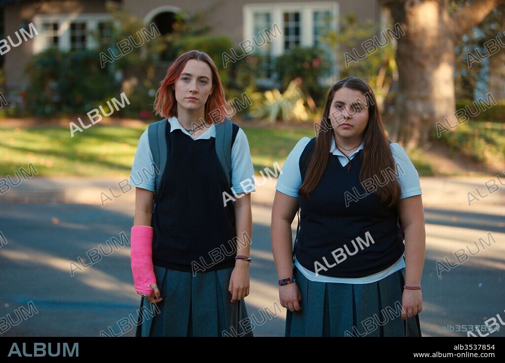 BEANIE FELDSTEIN y SAOIRSE RONAN en LADY BIRD, 2017, dirigida por GRETA GERWIG. Copyright SCOTT RUDIN PRODUCTIONS.