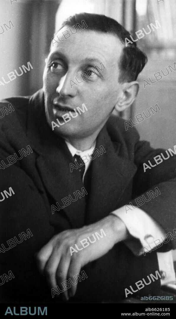 Author Walter Mehring. Portrait by photographer Fred Stein (1909-1967) who emigrated 1933 from Nazi Germany to France and finally to the USA.