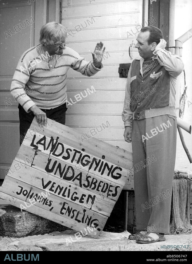 Arholma 1957-07-10. Stig Järrel (som spelar enslingen Johannes) visar sin avvisande skylt för Gösta Bernhard i filmen "Enslingen på Johannesskäret". Foto: SvD / TT / kod 12014.