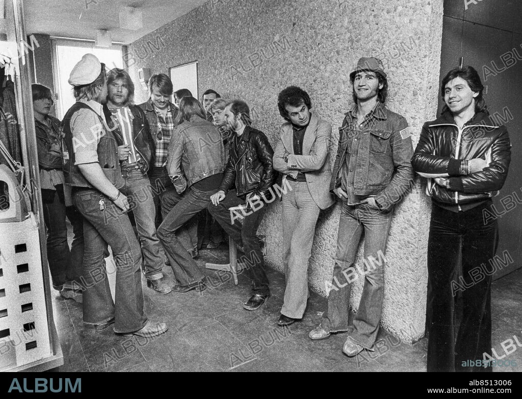 SÖDERTÄLJE 1978-04-16. Raggare och assyrier i samband med rättegången i Södertälje tingsrätt 16:e april 1978 angående förra sommarens raskravaller mellan raggare och assyrier vid Södertälje Folkets Park i natten till den 19:e juni 1977 där ett hundratal assyrier och raggare slogs mot varandra med bl. a. kättingar, kedjor och domkrafter som tillhygge.. Foto: Kent Östlund / SvD / TT / Kod: 11014.