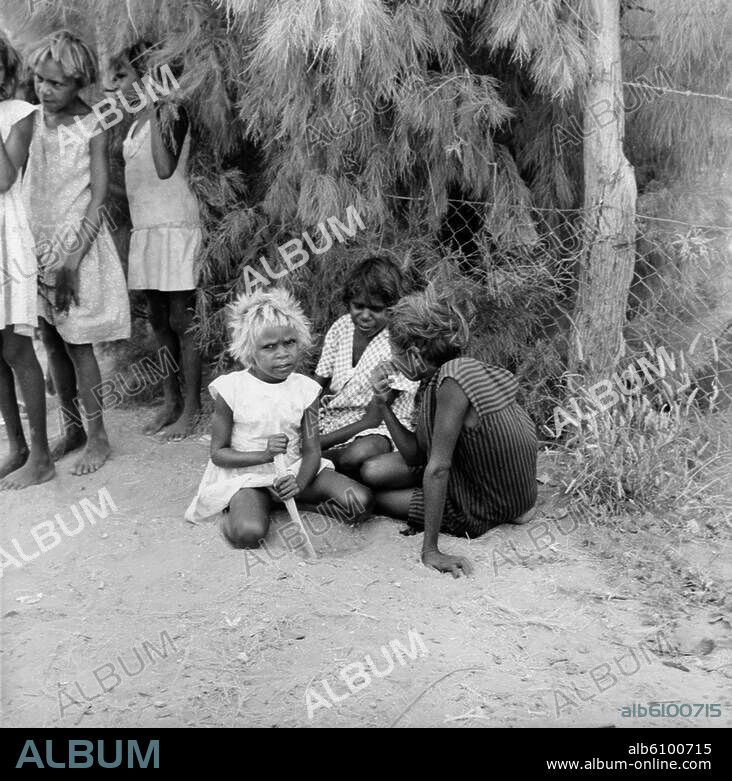 Völkerkunde / Australien: Aborigines (Ureinwohner Australiens).-Kindergruppe.-Foto, undat. (1968?). Aus einer Serie: Australien.
