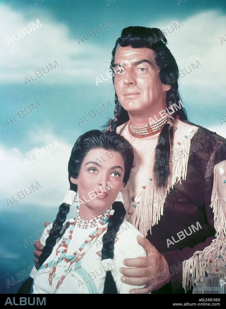 SUZAN BALL y VICTOR MATURE en EL GRAN JEFE, 1955 (CHIEF CRAZY HORSE). Copyright UNIVERSAL PICTURES.