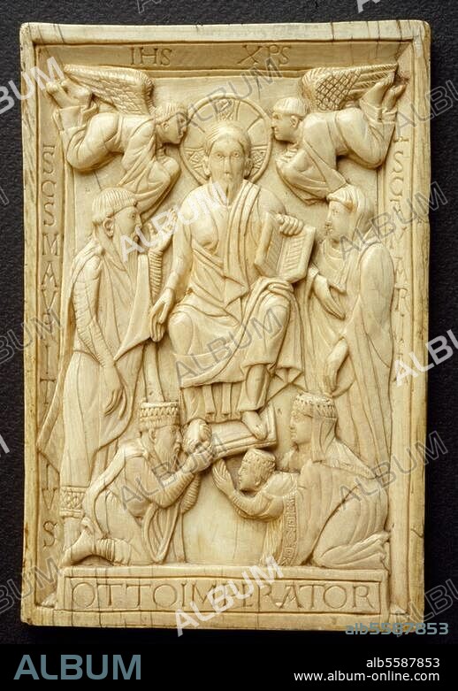 Othon II, roi de Germanie et empereur allemand (973-983) ; 955-983. - Le Christ en majesté entre Marie et saint Maurice recevant les hommages de la famille impériale. Othon II est agenouillé et accompagné de sa femme Théophano et de leur fils le futur Othon III. Ivoire, Milan, vers 983/84. 14 cm x 9,5 cm. Inv. Nr. A15. Milan, Castello Sforzesco.