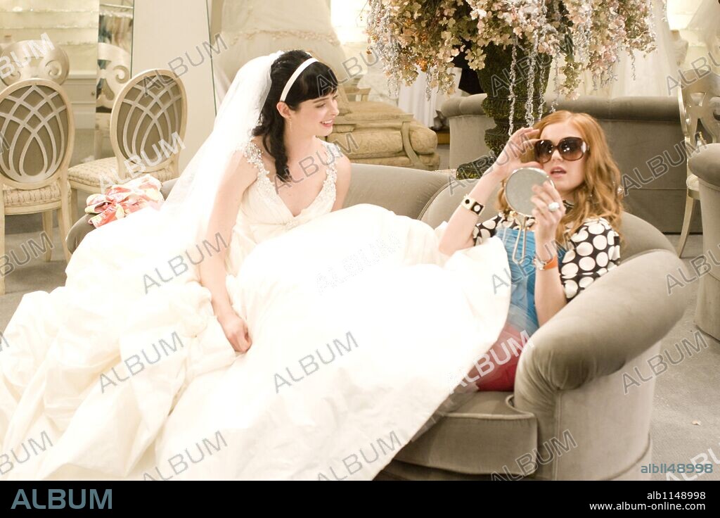 ISLA FISHER and KRYSTEN RITTER in CONFESSIONS OF A SHOPAHOLIC, 2009, directed by P. J. HOGAN. Copyright TOUCHSTONE PICTURES / ZUCKERMAN, ROBERT.