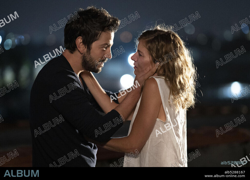 DIEGO LUNA and SIENNA MILLER in WANDER DARKLY, 2020, directed by TARA MIELE. Copyright 51 Entertainment / ShivHans Pictures.