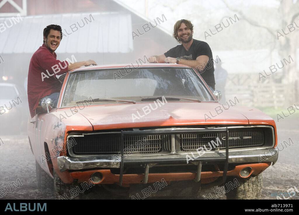 JOHNNY KNOXVILLE and SEANN WILLIAM SCOTT in THE DUKES OF HAZZARD, 2005, directed by JAY CHANDRASEKHAR. Copyright WARNER BROS. / EMERSON, SAM.