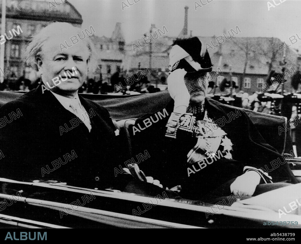 Iceland President Visits Norway. The President of Iceland Asgeir Asgeirsson, drives away with the King after his arrival at Honnorbryggen in Oslo for his formal visit to Norway. May 27, 1955. (Photo by United Press Photo) ;Iceland President Visits Norway. The President of Iceland Asgeir Asgeirsson, drives away with the King after his arrival at Honnorbryggen in Oslo for his formal visit to Norway.