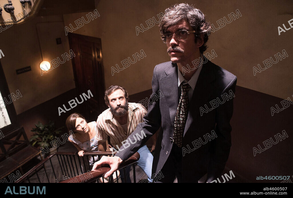 BEA SEGURA, IVAN MARCOS y JAVIER BOTET en MALASAÑA 32, 2020, dirigida por ALBERT PINTO. Copyright WARNER BROS PICTURES.