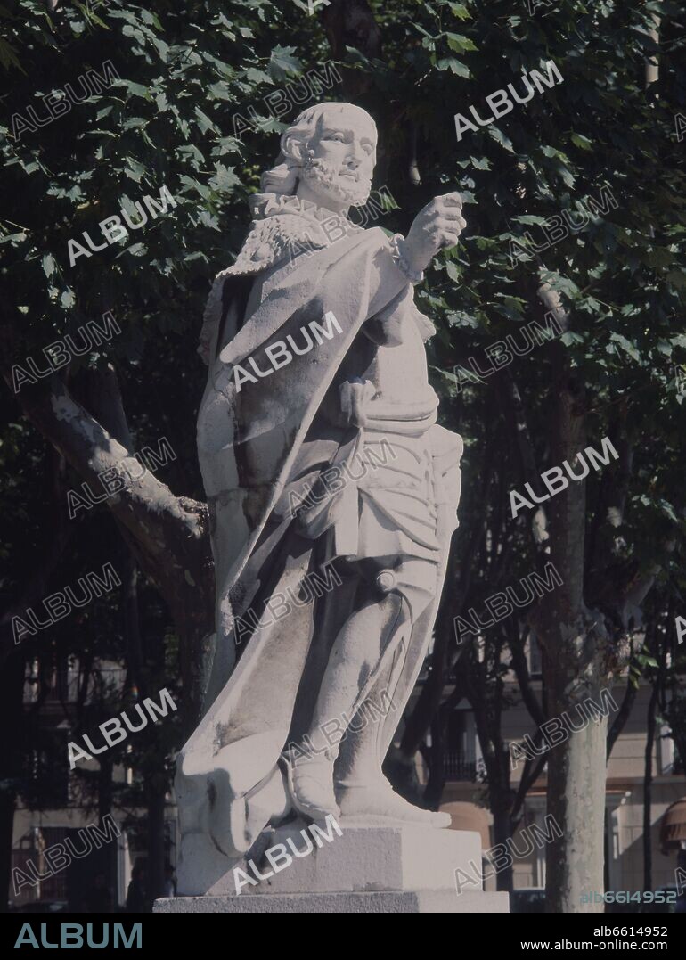 PLAZA DE ORIENTE - ESCULTURA DE RAMIRO I - SIGLO XVIII - FOTO AÑOS 70.