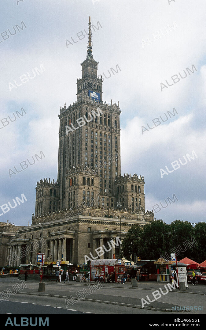 POLONIA. VARSOVIA. Vista del PALACIO DE LA CULTURA Y LAS CIENCIAS, situado en la Plaza Defilad. Fue construido entre los años 1955 y 1958 por el arquitecto Lew V. RUDNEW y fue una donación de la antigua Unión Soviética.