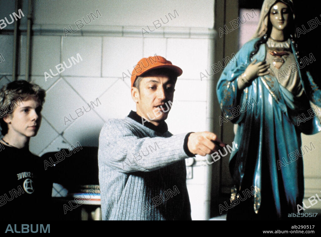 FERNANDO RAMALLO and MIGUEL BARDEM in LA MUJER MAS FEA DEL MUNDO, 1999, directed by MIGUEL BARDEM. Copyright COLUMBIA/SONY PICTURES.