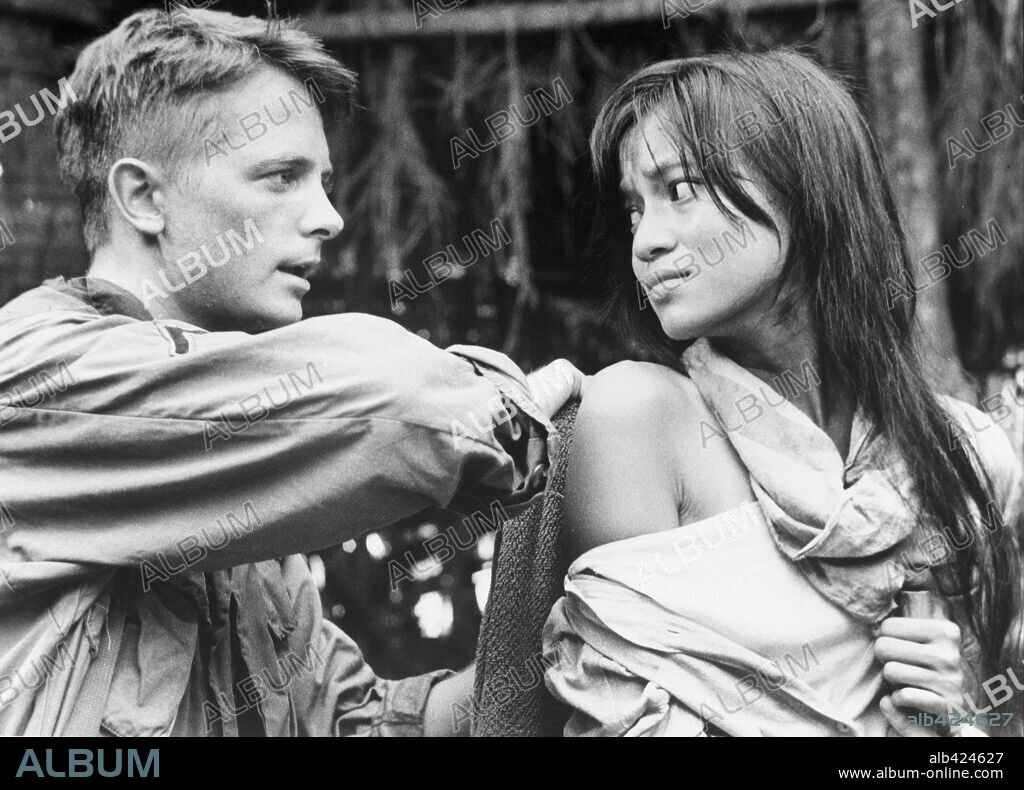 MICHAEL J. FOX y THUY THU LE en CORAZONES DE HIERRO, 1989 (CASUALTIES OF WAR), dirigida por BRIAN DE PALMA. Copyright COLUMBIA TRI STAR.