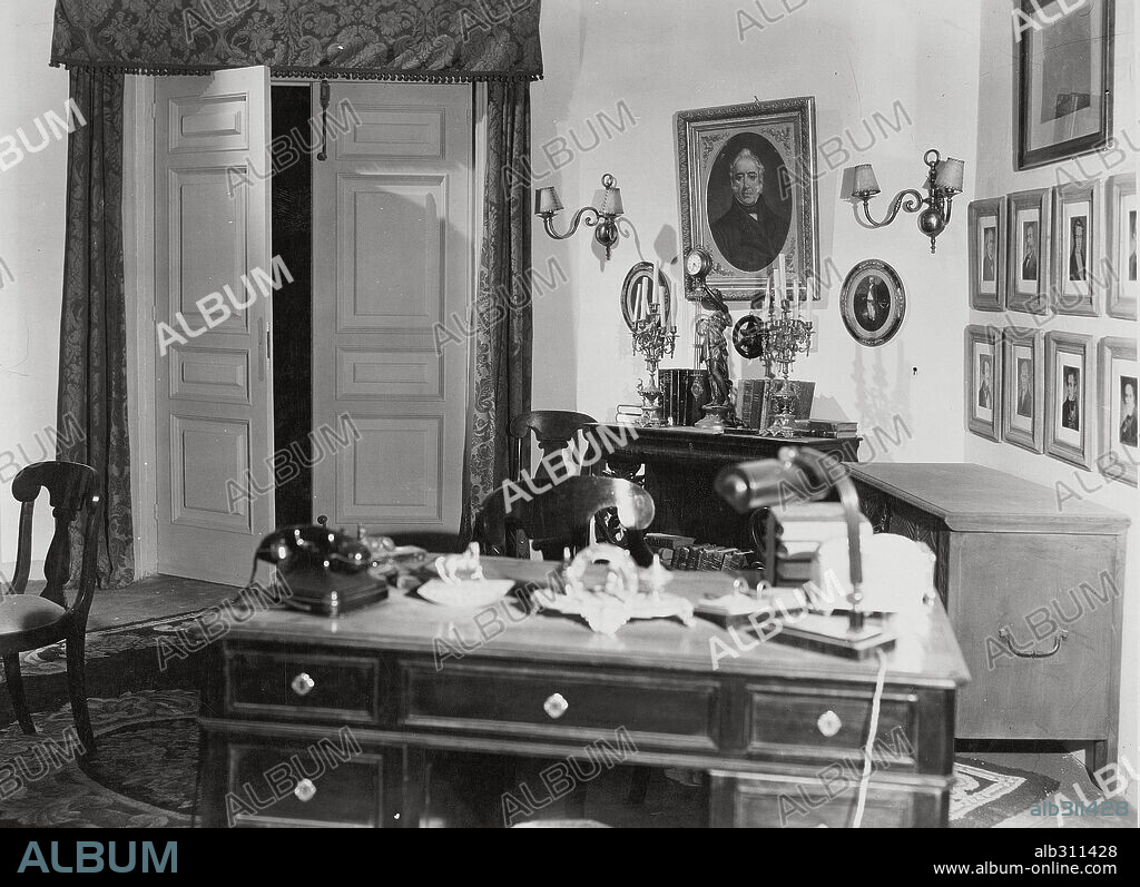 HISTORIA DEL CINE: DECORADOS (FILM HISTORY: DECORADOS). Uno de los decorados de los estudios de la productora americana Columbia Pictures Industries, Inc.