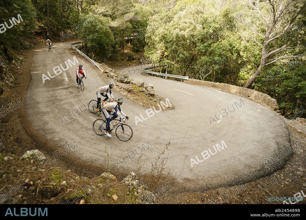 ciclistas ascendiendo el Coll D´Honor, carretera Bunyola-Orient, sierra de Tramuntana, mallorca, islas baleares, españa, europa.