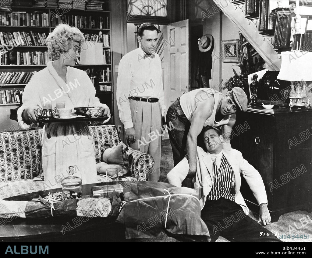NORMA JEAN BAKER, TOM EWELL, ROBERT STRAUSS und SONNY TUFTS. MARILYN MONROE, ROBERT STRAUSS, SONNY TUFTS und TOM EWELL in THE SEVEN YEAR ITCH, 1955, unter der Regie von BILLY WILDER. Copyright 20TH CENTURY FOX.