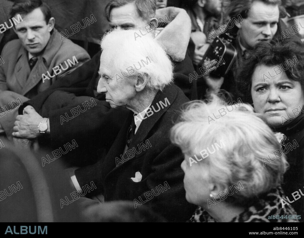 Orig. bildtext... SIT DOWN PROTEST IN LONDON. The biggest demonstration of mass civil disobedience took place of Saturday when thousands of anti-H bomb demonstrators - led by 88-year-old Earl Russell (Bertrand Russell, the philosopher) - marched to Whitemall, London and sat down on the pavement outside the Defence Ministry. They sat for nearly three hours in silence, then cheering broke out as Lord Earl Russell nailed a declaration to the Ministry door saying the nuclear powers of the East and West were holding the people of the world to ransom. Photo shows: Earl Russell, hatless, sits on the pavement outside the Defence Ministry. Anm. B Russell: Nobelpriset i litteratur 1950. Se även XAB236 Sittstrejk Anti-atombombsdemonstration Atombomben Bildserier Fotoreportage Profiler CD174 persons: BERTRAND RUSSELL sites: STORBRITANNIEN;LONDON.