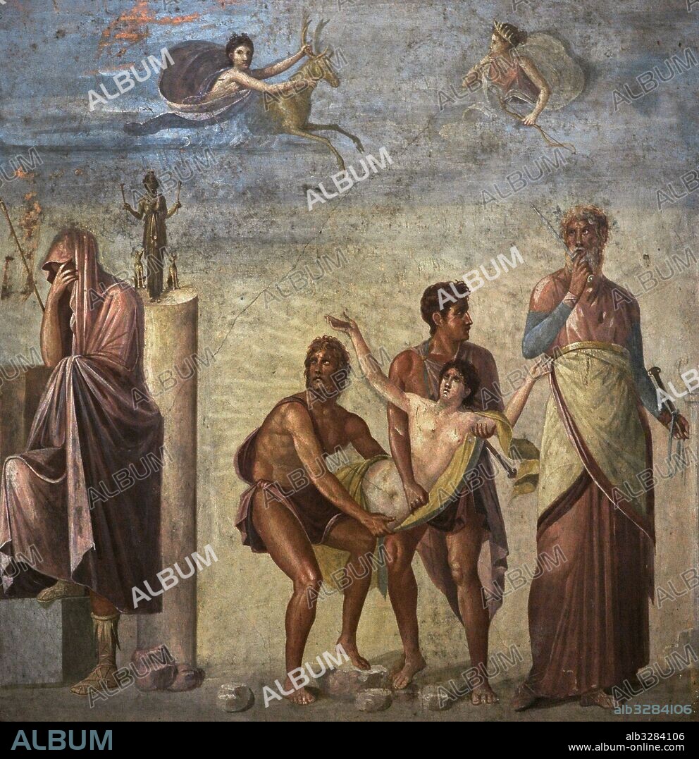 Sacrificio de Ifigenia. A la izquierda cubriéndose el rostro por su dolor, Agamenón. Ifigenia, sostenida por Diomedes y Ulises. El adivino Calcante oficiando el sacrificio. Artemisa aparece en el cielo con la cierva. Casa del Poeta Trágico, Pompeya. Siglo I d. C. Museo Arqueológico Nacional. Nápoles. Italia.