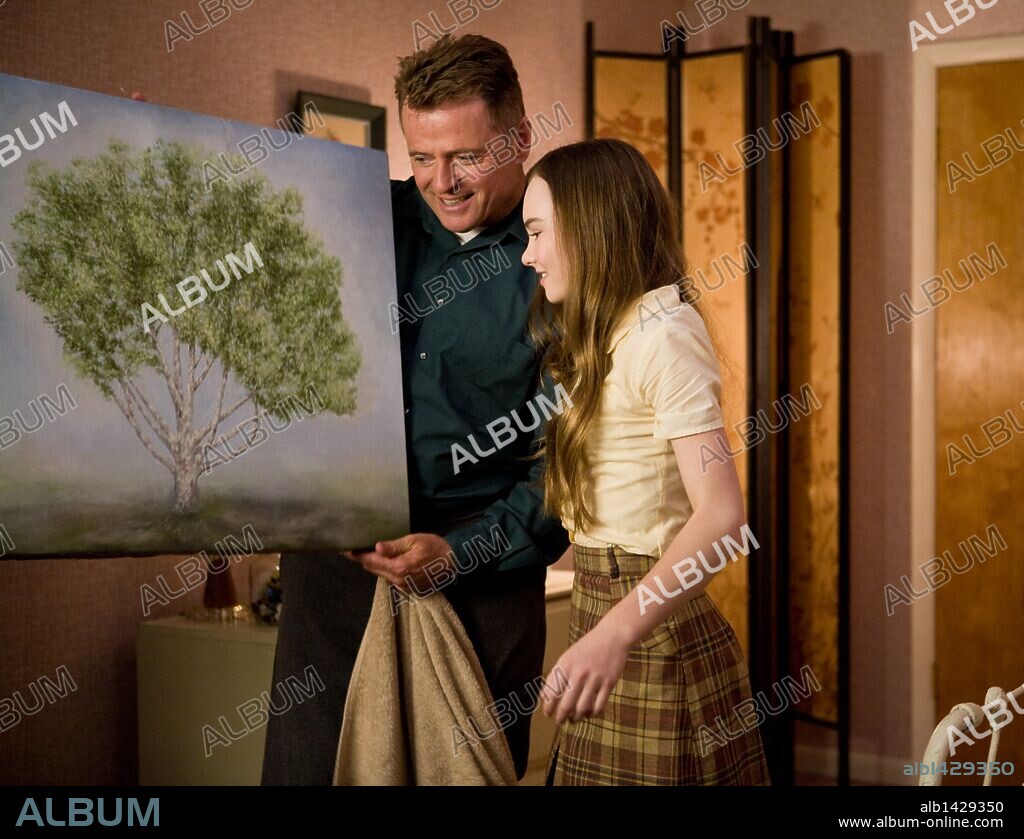 AIDAN QUINN and MADELINE CARROLL in FLIPPED, 2010, directed by ROB REINER. Copyright CASTLE ROCK ENTERTAINMENT / GLASS, BEN.